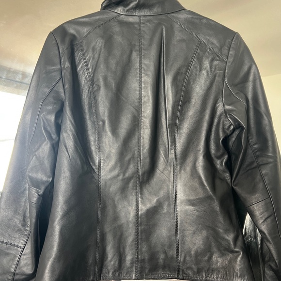 Elegant Black Leather Jacket for Women - Picture 8 of 8